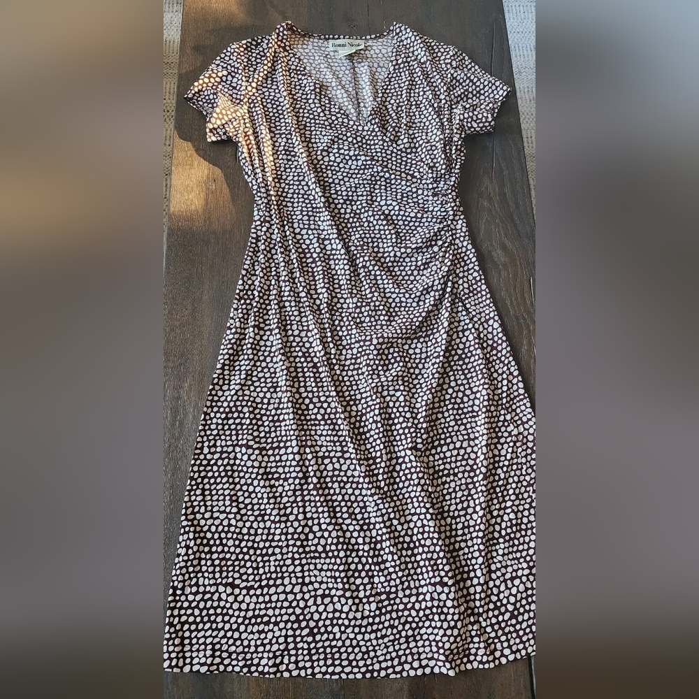 RONNI NICOLE Ruched Wrap dress chocolate and white size 10 pristine